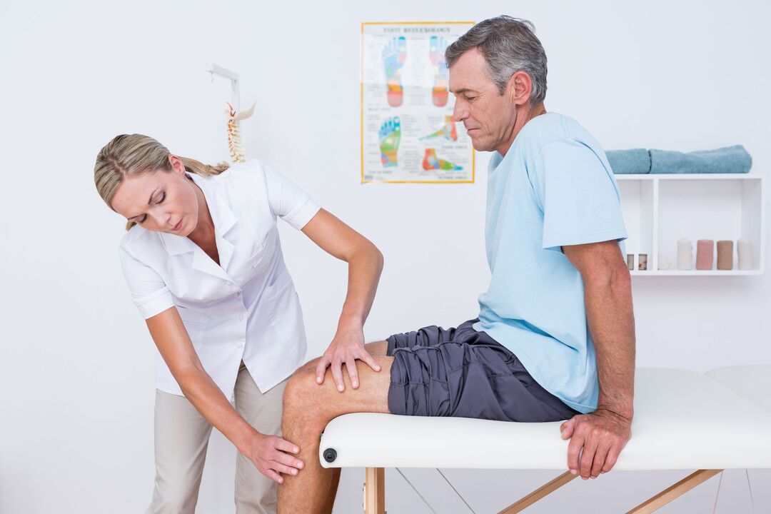 doctor examines a patient with osteoarthritis of the knee